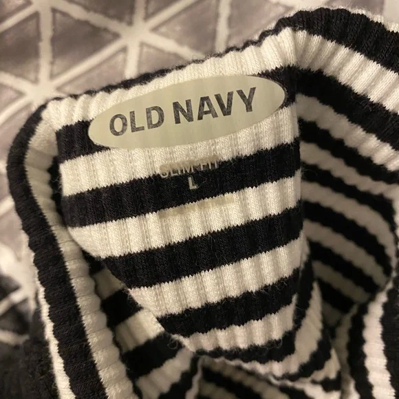 Black and white old navy slim fit tank top - Picture 2 of 3